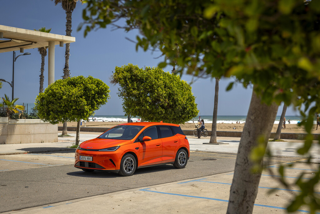 BYD Dolphin G DM-i llega a España con precio desde 18.700 euros y hasta 105 km eléctricos