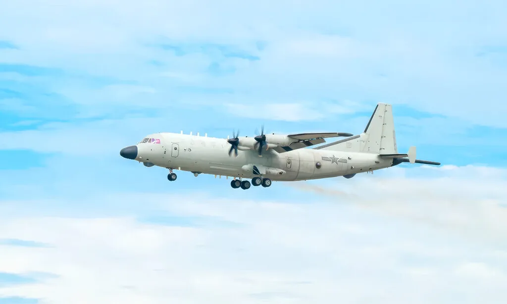 China prueba un avión antisubmarino para vigilar el mar