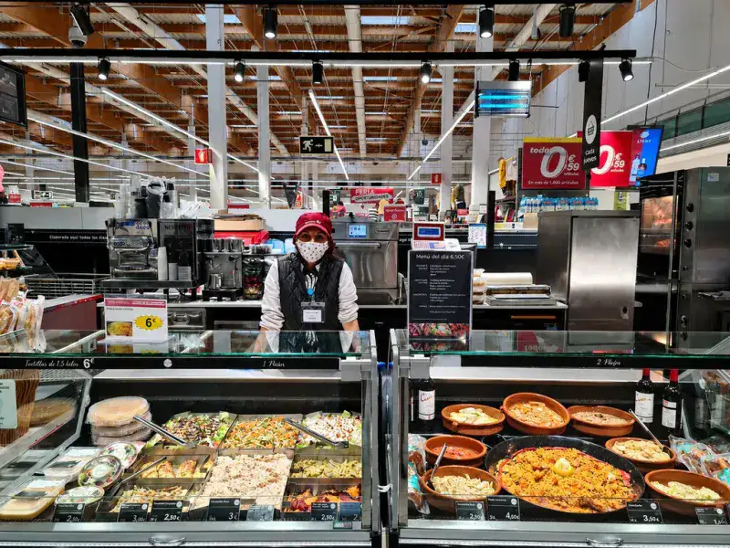 La comida preparada gana terreno en los supermercados españoles y ya impulsa un negocio que crece 55%