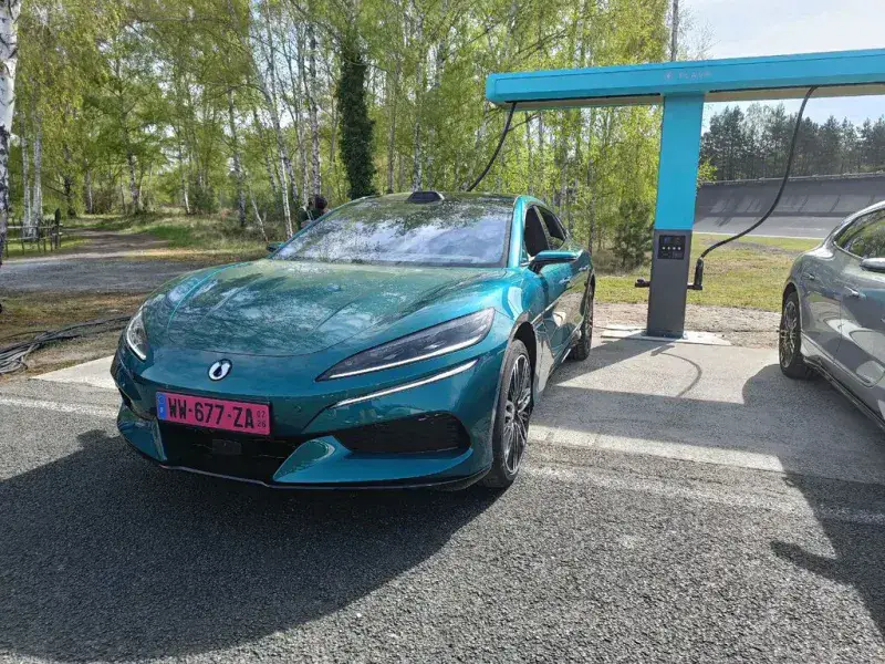 BYD invertirá 2.000 millones de euros en Europa para desplegar 3.000 estaciones de carga ultrarrápida