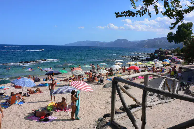 Punta Molentis restringe las sombrillas a menores de 10 y mayores de 65 años por riesgo de incendio