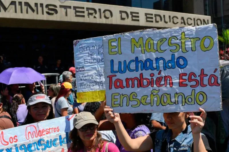 Docentes protestan en Los Teques y amenazan con paro nacional