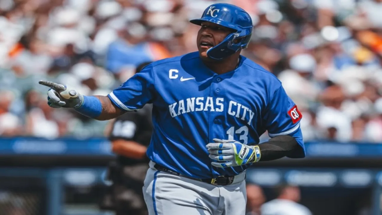 Salvador Pérez rompe récord de jonrones con Kansas City