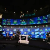 Archivo: NASDAQ Market Site 201506.jpg