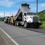 Equipo de pavimentación y cuadrilla trabajando en la construcción de una carretera en Hood River, Oregón.