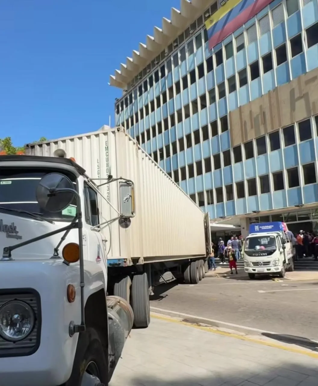 Camioneros se suman al traslado de ayudas tras los sismos del 24 de junio