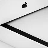 Imagen en primer plano que muestra el elegante diseño del empaque de un producto Apple. Ideal para temas minimalistas.