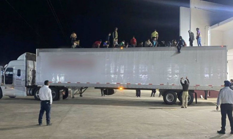 Agentes hallan a 139 migrantes en caja de tráiler en el norte de México