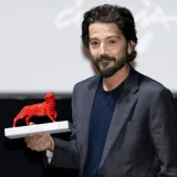 Diego Luna recibe en Roma un premio por el guion de su película