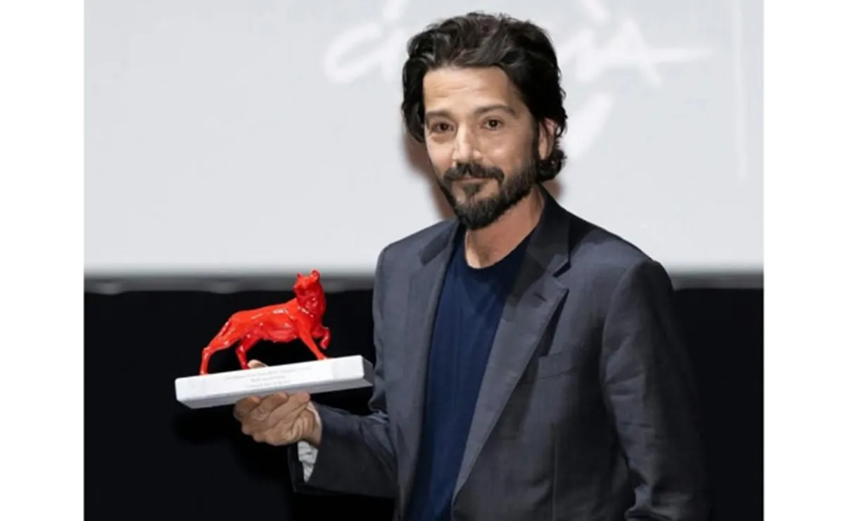 Diego Luna recibe en Roma un premio por el guion de su película