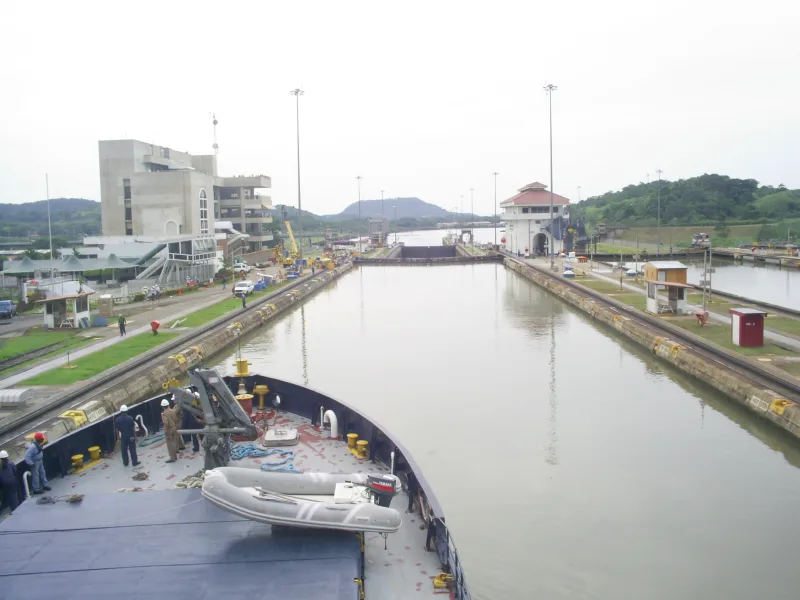 File:Travesía por las Esclusas de Miraflores.JPG