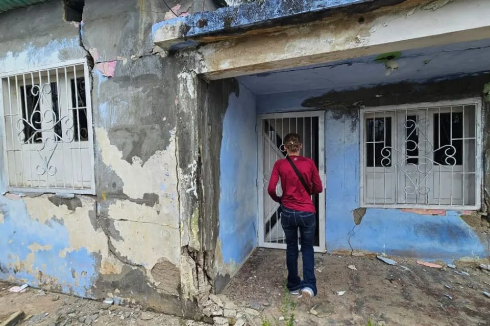 Voluntarios atienden a afectados por sismos en Morón