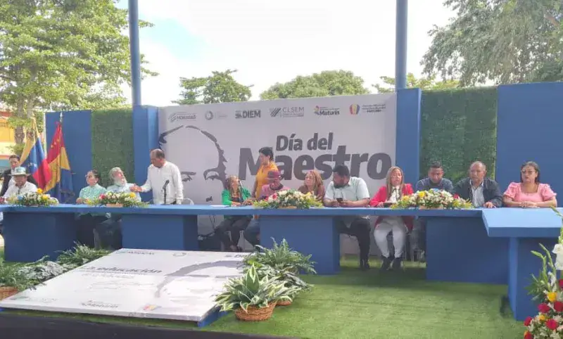 Maestros celebran su día con distintas actividades en las regiones del país