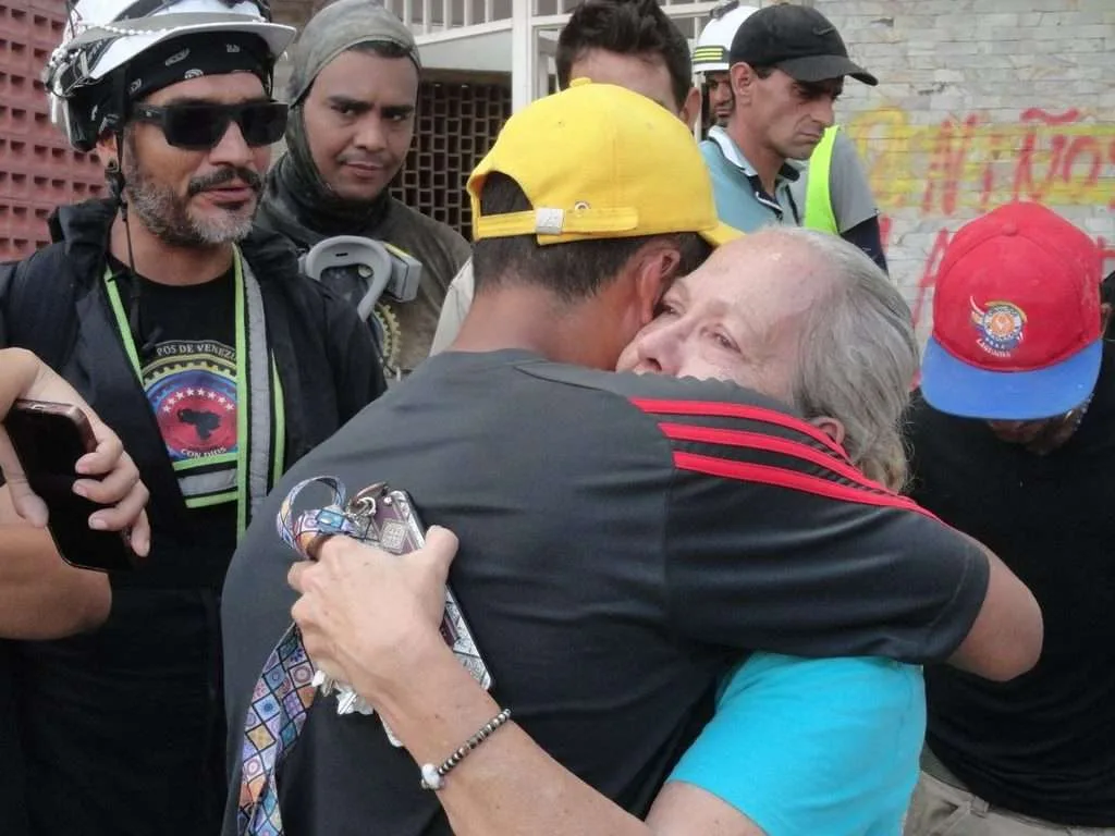 Rescatan en Caraballeda el cuerpo de un hombre sepultado por sismos