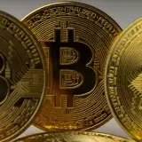 Vista detallada de monedas de bitcoin doradas, que simbolizan la moneda digital y la tecnología blockchain.