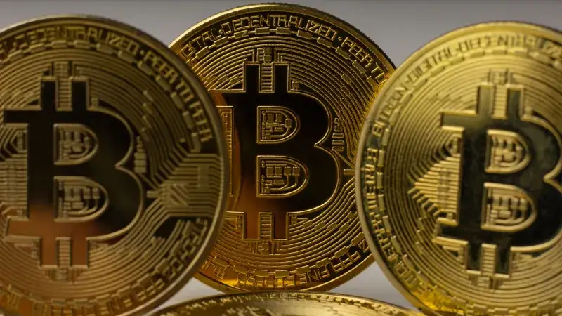 Vista detallada de monedas de bitcoin doradas, que simbolizan la moneda digital y la tecnología blockchain.