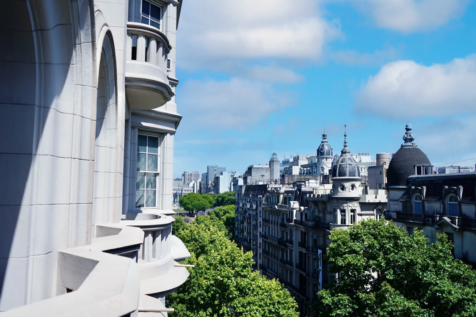 Vista de la arquitectura histórica y el perfil urbano de Buenos Aires, Argentina, en un día soleado.