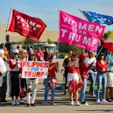 Un grupo de simpatizantes diversos en una manifestación política en Michigan.