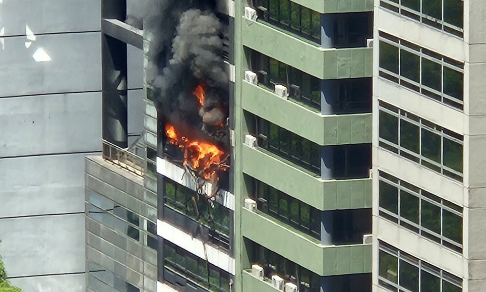 Incendio en edificio cobra una vida en Argentina