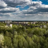 Vista aérea de Prípiat en la zona de Chernóbil, con edificios abandonados entre una extensa vegetación.