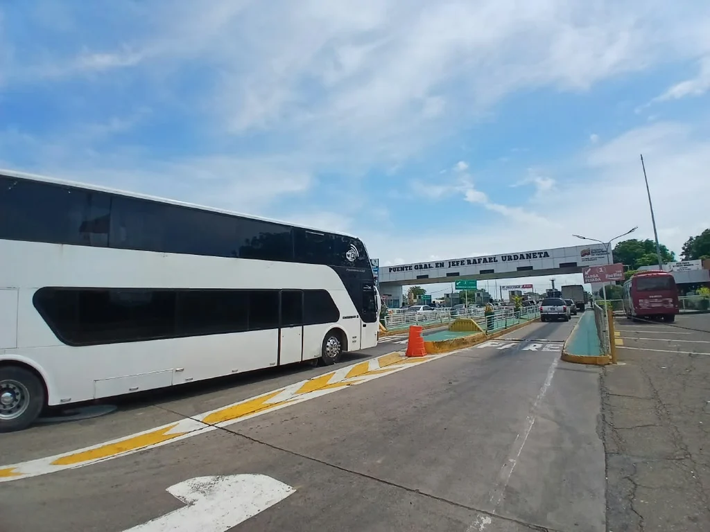 Tránsito moderado y controles en el Puente sobre el Lago