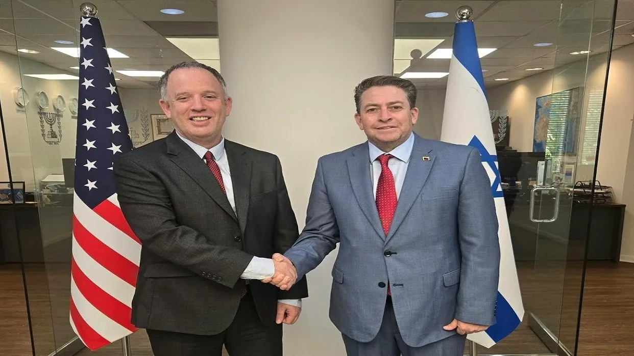 Gustavo Duque junto a Nevo Barchad, de la Embajada de Israel en EE.UU., en Washington