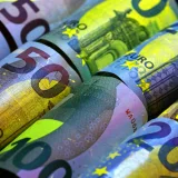 Billetes de euro enrollados en distintas denominaciones