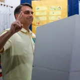 Flávio Bolsonaro llama a votar con lluvia o sol en Brasil