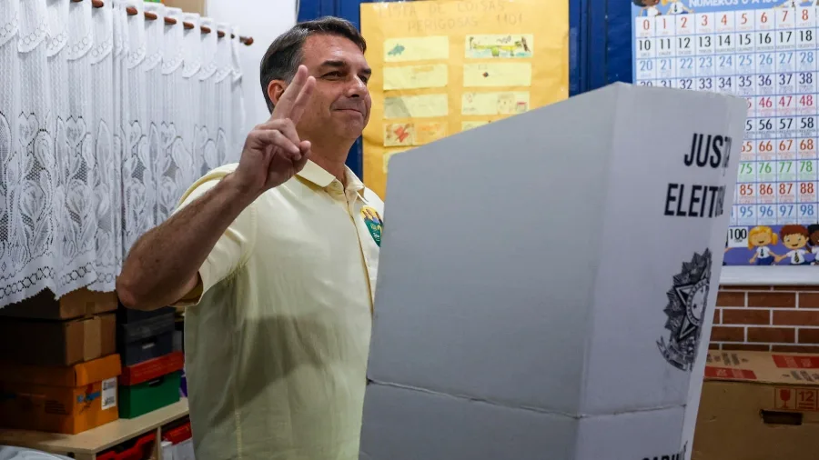 Flávio Bolsonaro llama a votar con lluvia o sol en Brasil