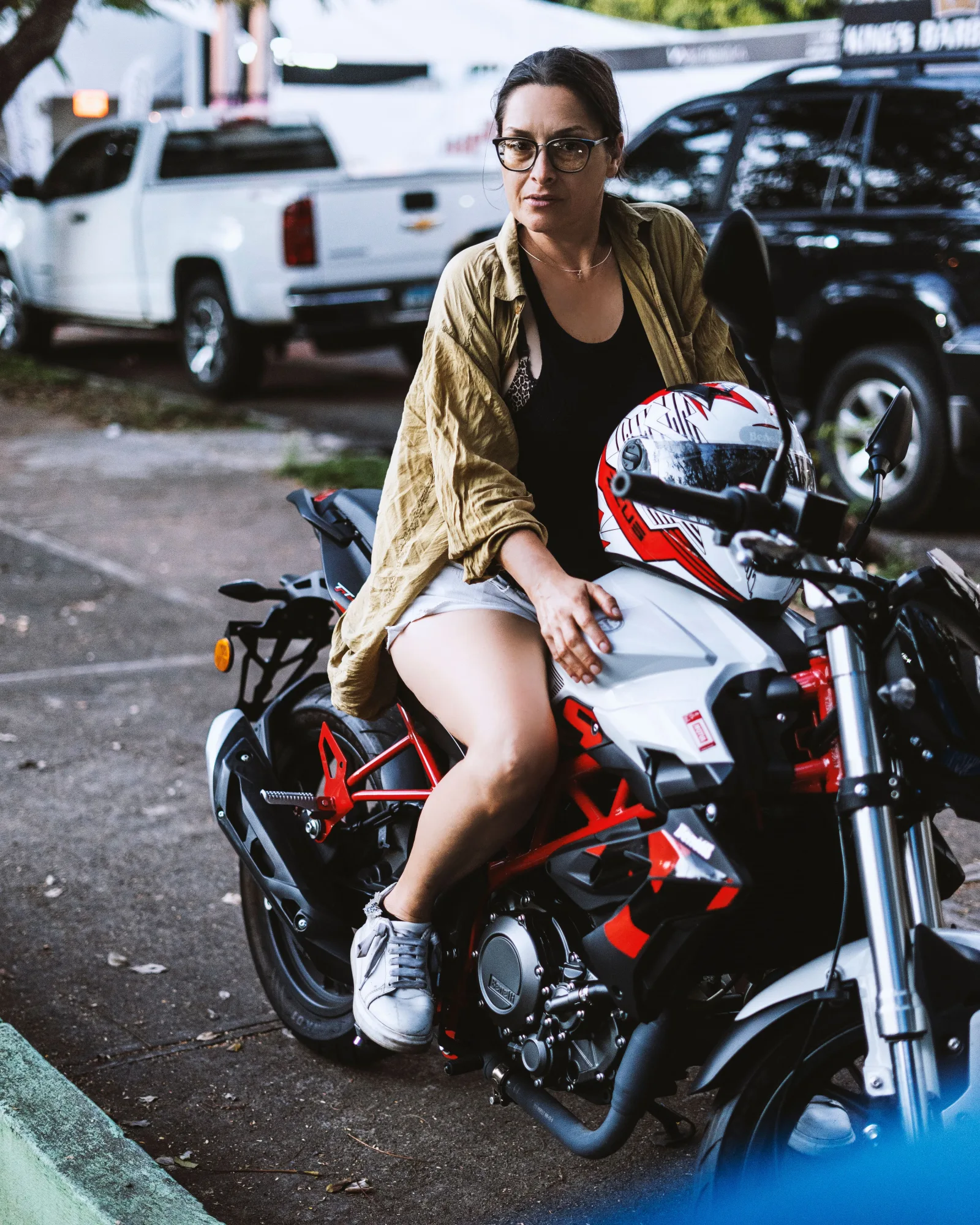 Una mujer sentada en una motocicleta en Santo Domingo, capturando vibras urbanas.