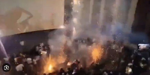 
			VIDEO: Lanzan fuegos artificiales dentro de una sala de cine en plena función en la India		