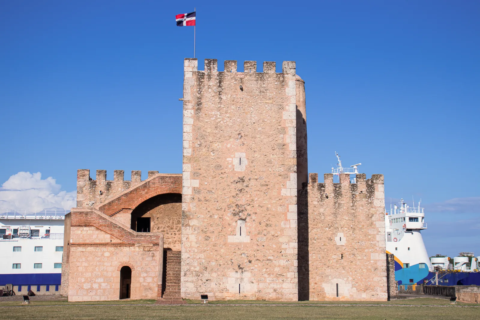 Antigua fortificación de piedra, Fortaleza Ozama, bajo un cielo azul claro en Santo Domingo, República Dominicana.