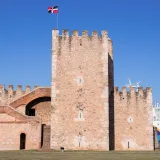 Antigua fortificación de piedra, Fortaleza Ozama, bajo un cielo azul claro en Santo Domingo, República Dominicana.