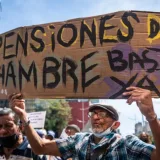 Jubilados de PDVSA exigen mejores salarios en Caracas