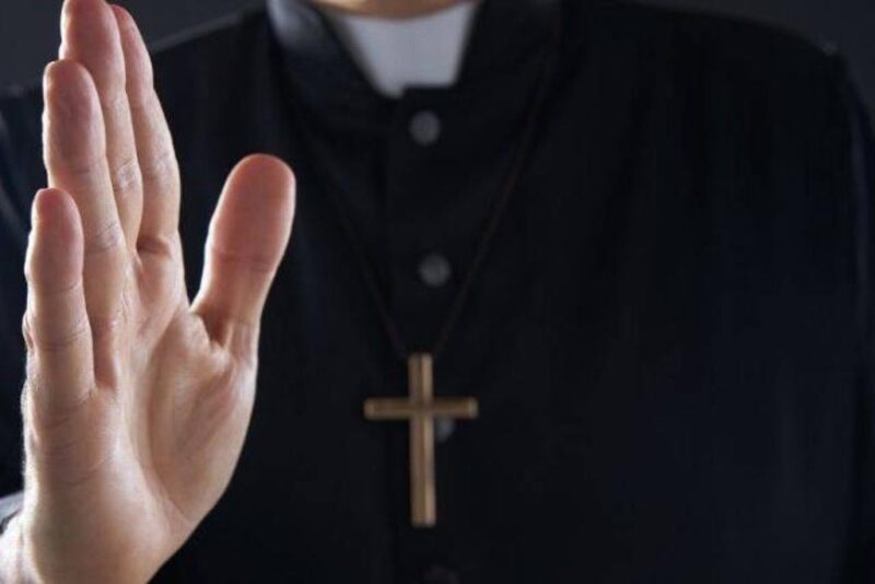 Dictan orden de captura a exsacerdote mexicano por abuso sexual en Venezuela