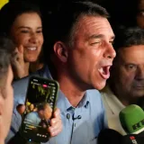Flávio Bolsonaro lidera la primera vuelta en Brasil con 47,03%