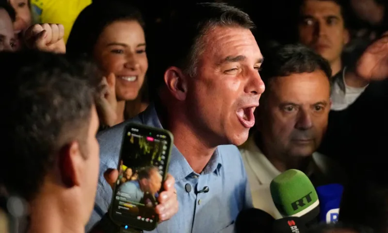Flávio Bolsonaro lidera la primera vuelta en Brasil con 47,03%