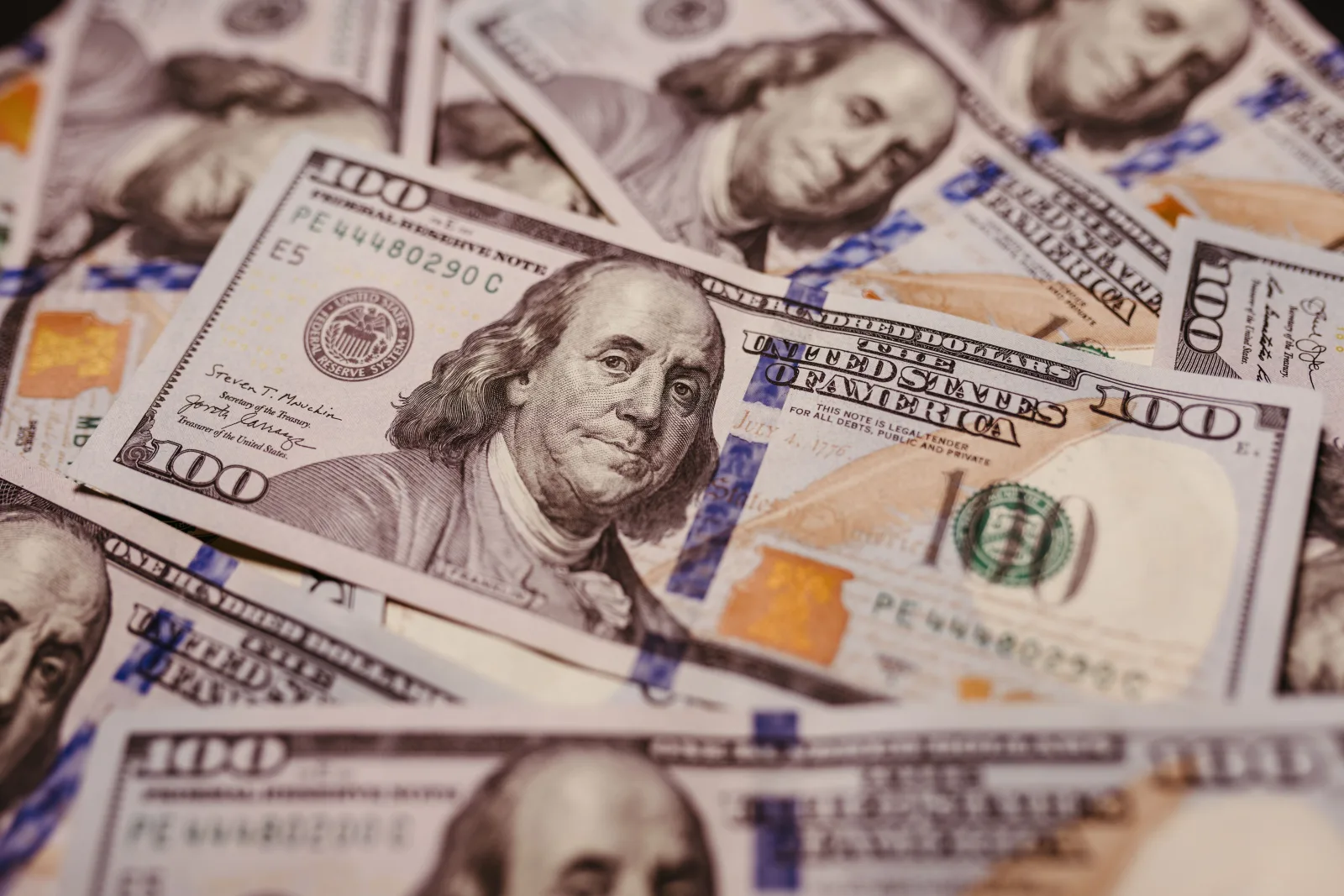Chainlink sostiene los 14 dólares mientras sus ETF suman tres días