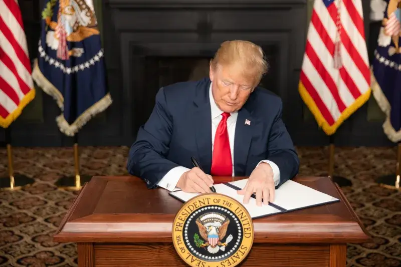 File:Donald Trump signing EO on Iran sanctions P20180805SC-0480.jpg
