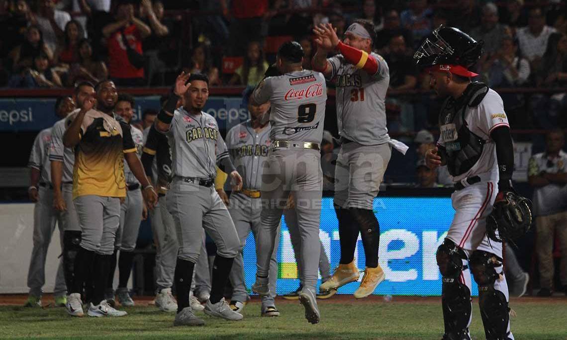 Leones vence a Cardenales y sigue en la pelea