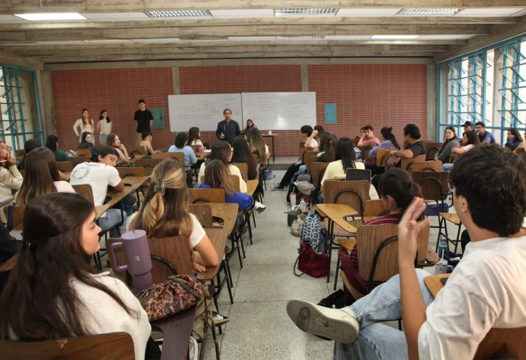 16 bachilleres retornados comenzaron beca en la UCAB