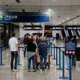Pasajeros hacen cola en la Terminal 2 del Aeropuerto de Shanghai, China.