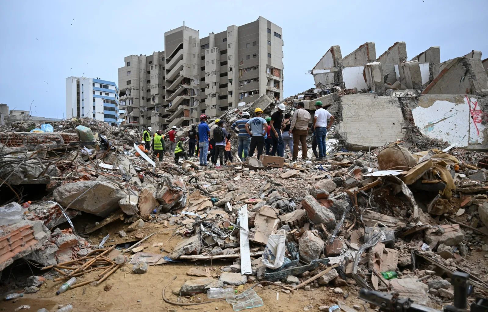 Familias en La Guaira vigilan los restos de sus muertos ante el caos de las morgues