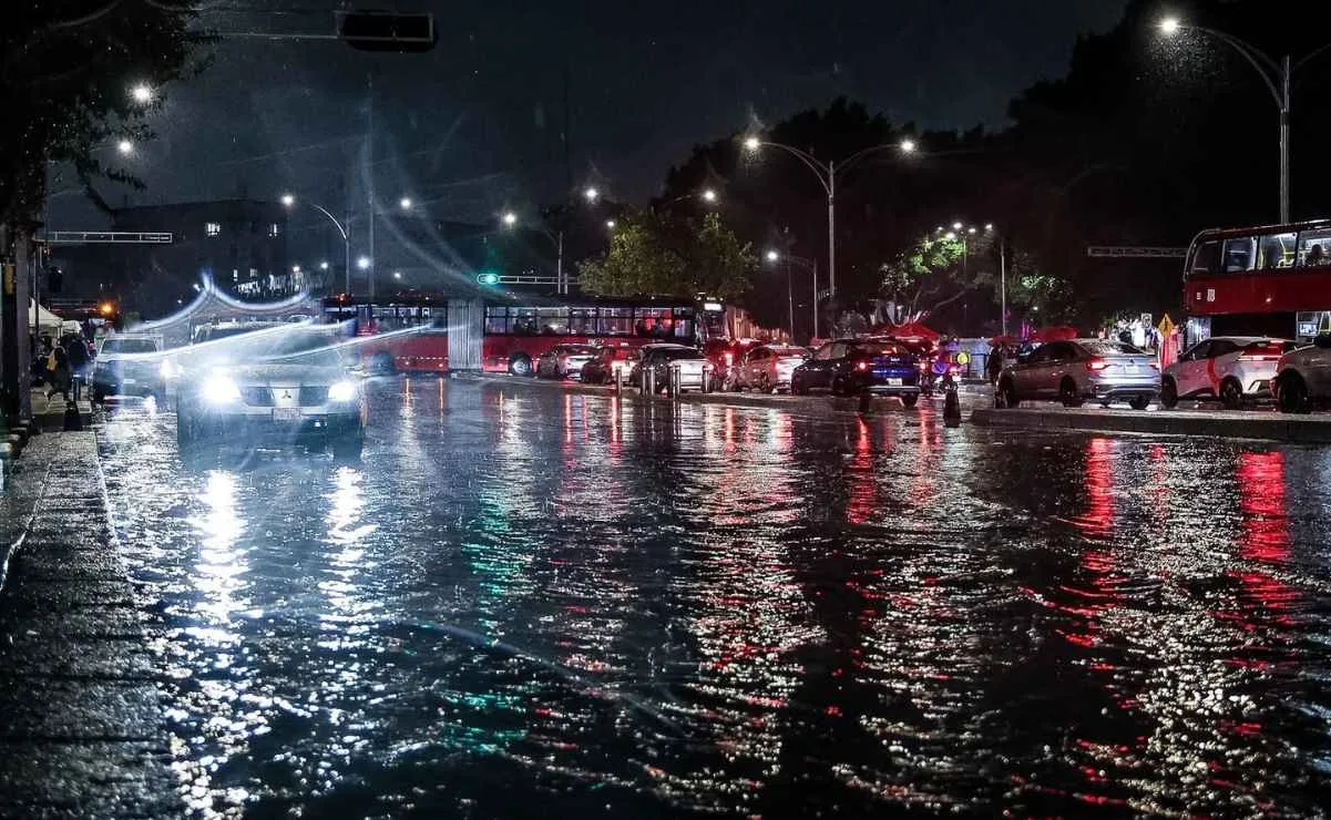 Granizo y lluvia dejan encharcamientos y caos vial en CDMX