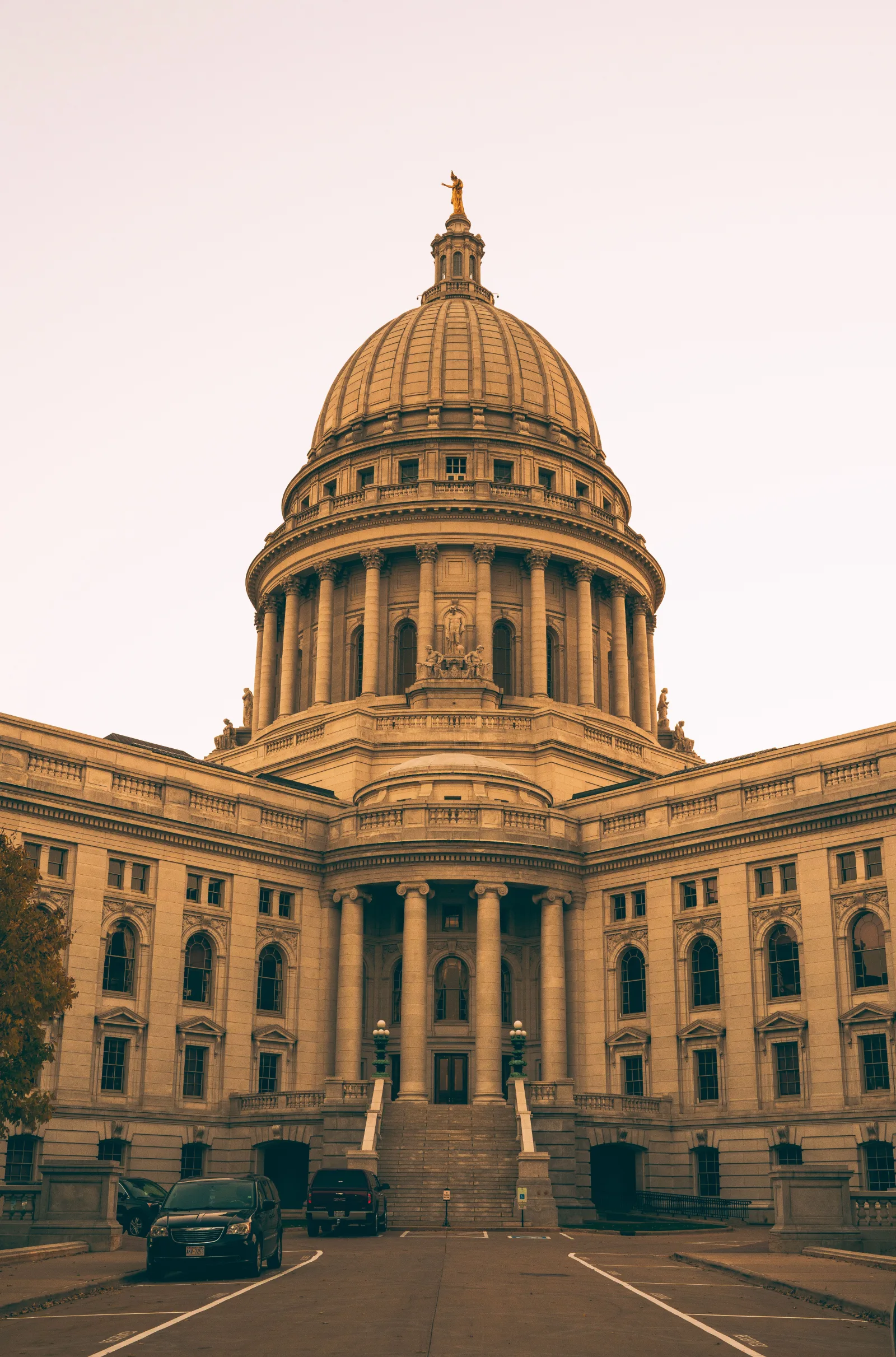 Primarias de Wisconsin reflejan la profunda fractura demócrata