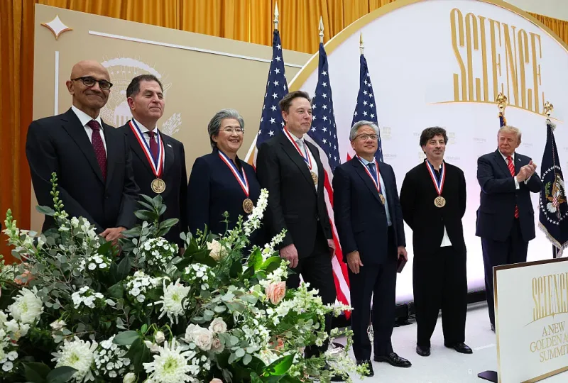 Trump entrega máximas medallas científicas a magnates tecnológicos