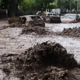 Aluvión en Las Condes arrastra buses y vehículos en Chile