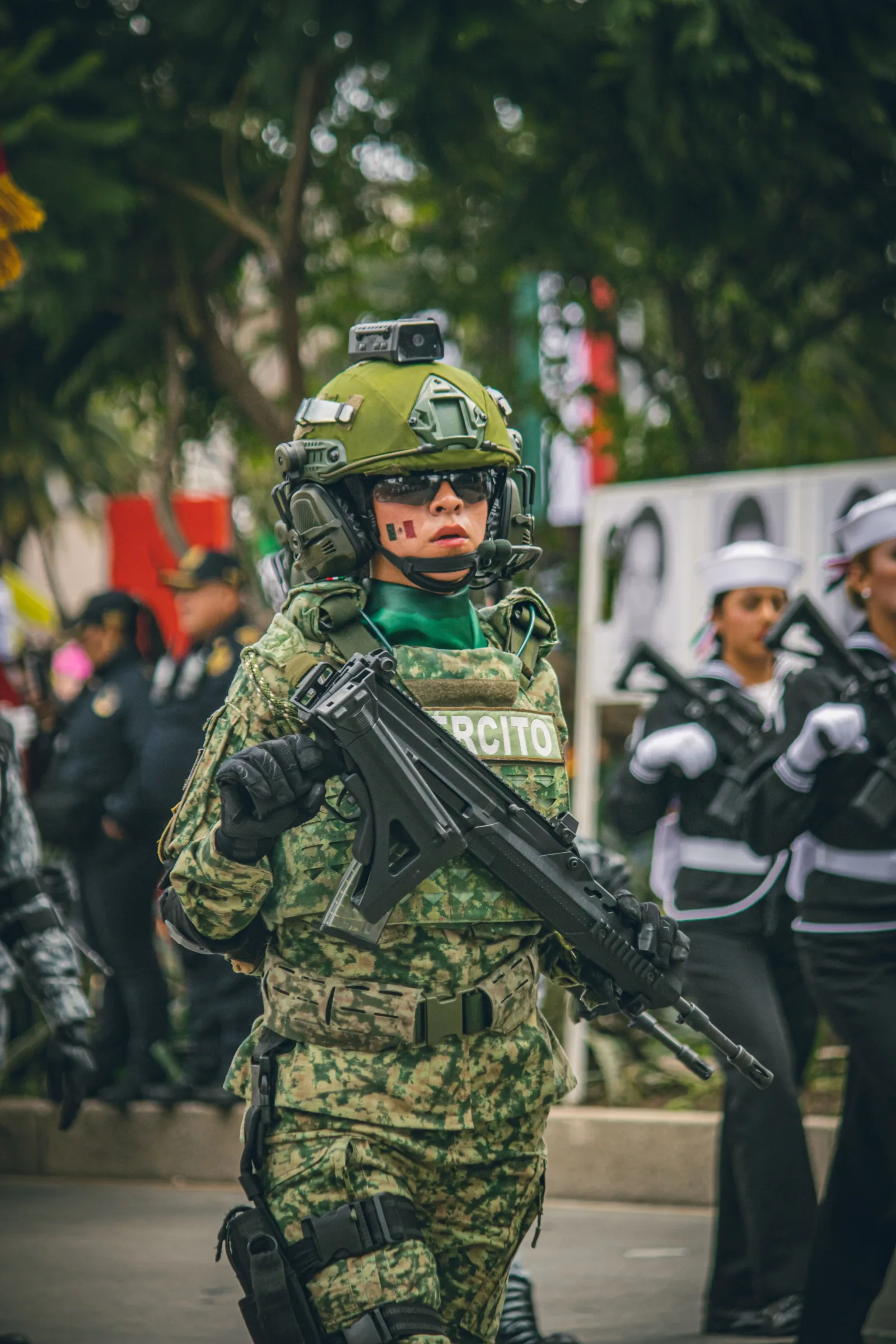 Una soldado en uniforme marcha durante un desfile militar en la Ciudad de México.