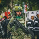 Una soldado en uniforme marcha durante un desfile militar en la Ciudad de México.