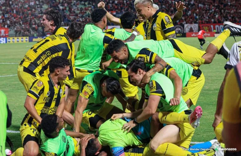 Táchira remontó en Caracas y arrancó la fase final con triunfo